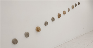 Figura 17. Rodrigo Urbina: Estudio de la Superficie Lunar Después de los Humanos (2020-2022). Vaciado en cemento y arena sobre balones. Dimensiones variables. Cortesía del artista.