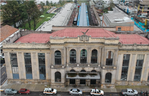 Figura 2. Estación de la Sabana. Vista de ave carroñera sobrevolando el cuerpo/cadáver de la Estación de la Sabana, en Bogotá. Fotograma extraído del registro audiovisual realizado por Andrés Trujillo (2021), en el marco de Cuerpo etc.