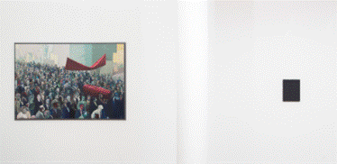 Iosu Aramburu Funerales de un nuevo hombre y Modulor V 2019 Vista de instalaci&oacute;n en la sala Venancio Shinki del ICPNA Lima Foto Marcela Barrag&aacute;n y Paul Granthon